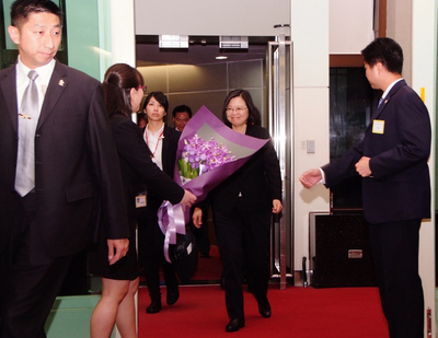 總統蔡英文(右2)12日到20日展開「同慶之旅」,出訪友邦巴拉圭和貝里斯,共計9天8夜,20日深夜返抵國門,在接過禮賓司獻花後隨即發表談話。 圖:中央社 總統蔡英文(右2)12日到20日展開「同慶之旅」,出訪友邦巴拉圭和貝里斯,共計9天8夜,20日深夜返抵國門,在接過禮賓司獻花後隨即發表談話。 圖:中央社