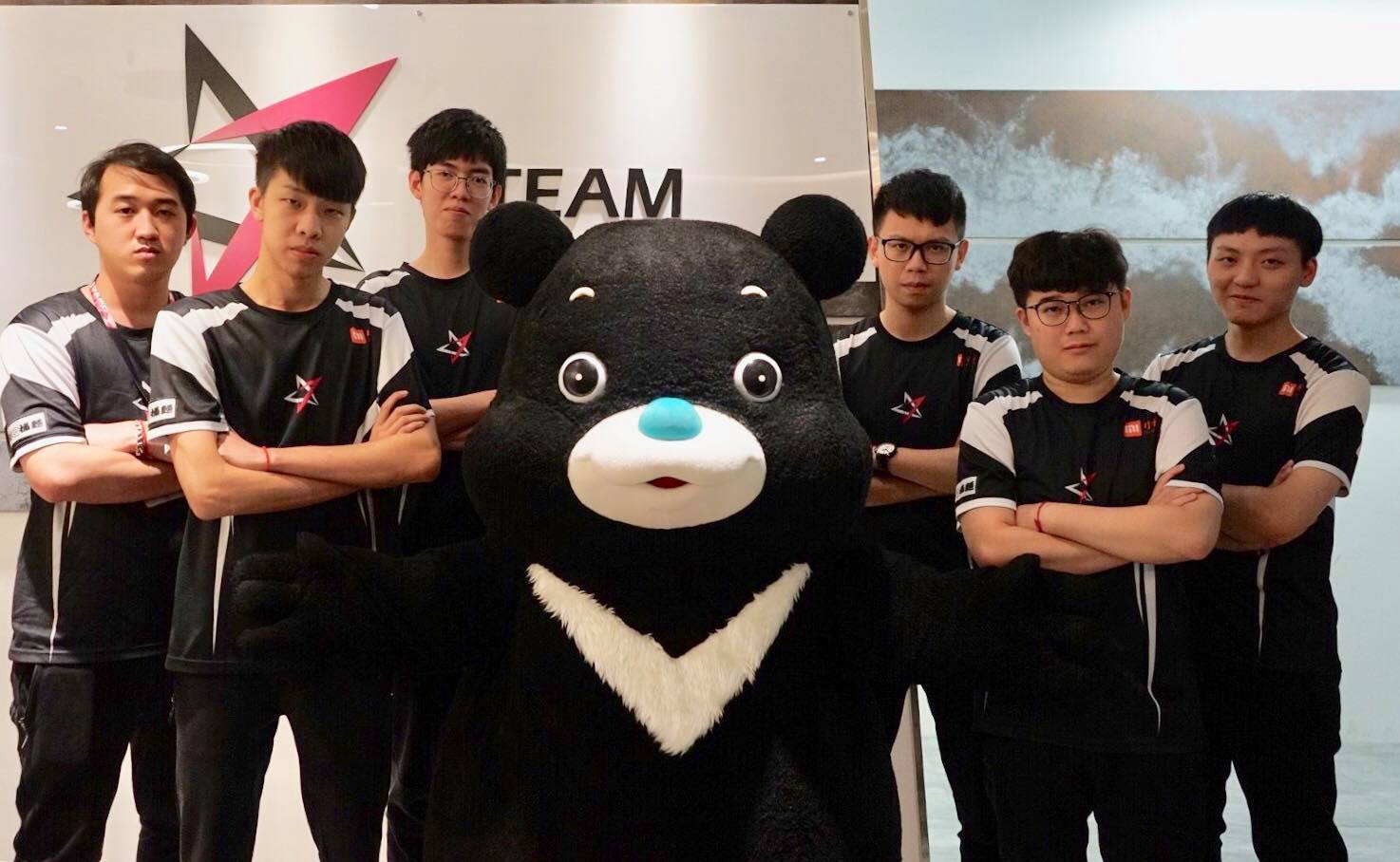 今(21)日台北市政府吉祥物「熊讚」也特別突襲 J Team《傳說對決》項目戰隊,體驗一日電競選手生活。 今(21)日台北市政府吉祥物「熊讚」也特別突襲 J Team《傳說對決》項目戰隊,體驗一日電競選手生活。