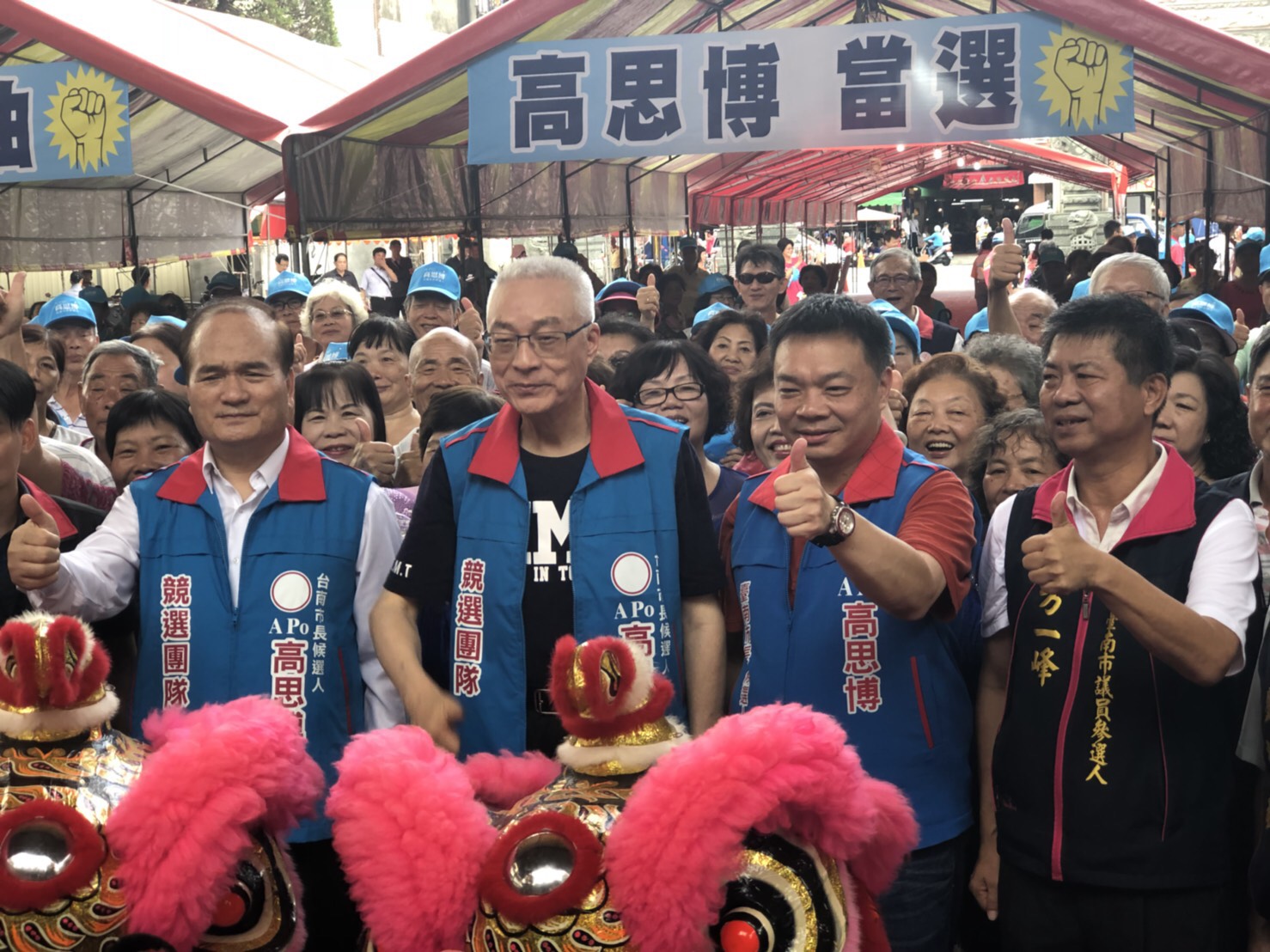 吳敦義陪高思博赴學甲慈濟宮等廟宇參香祈福,拜票爭取選民支持。 圖:黃博郎/攝 吳敦義陪高思博赴學甲慈濟宮等廟宇參香祈福,拜票爭取選民支持。 圖:黃博郎/攝