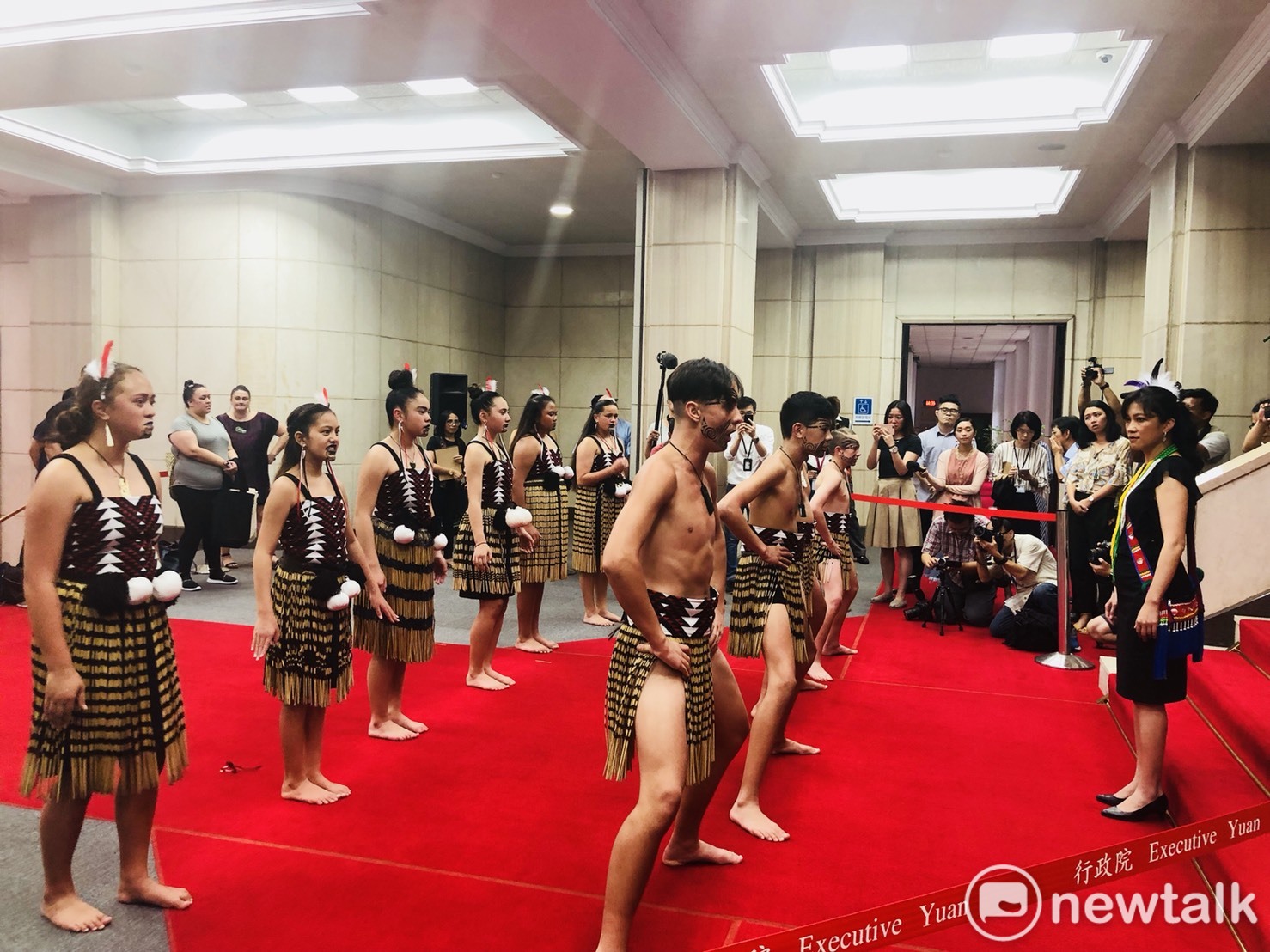 來自紐西蘭北部的Ngāti Manu部落有10位12至15歲的毛利族(Māori)學生,今(22)天下午到行政院探視原住民發言人Kolas Yotaka。 圖:謝莉慧/攝 來自紐西蘭北部的Ngāti Manu部落有10位12至15歲的毛利族(Māori)學生,今(22)天下午到行政院探視原住民發言人Kolas Yotaka。 圖:謝莉慧/攝