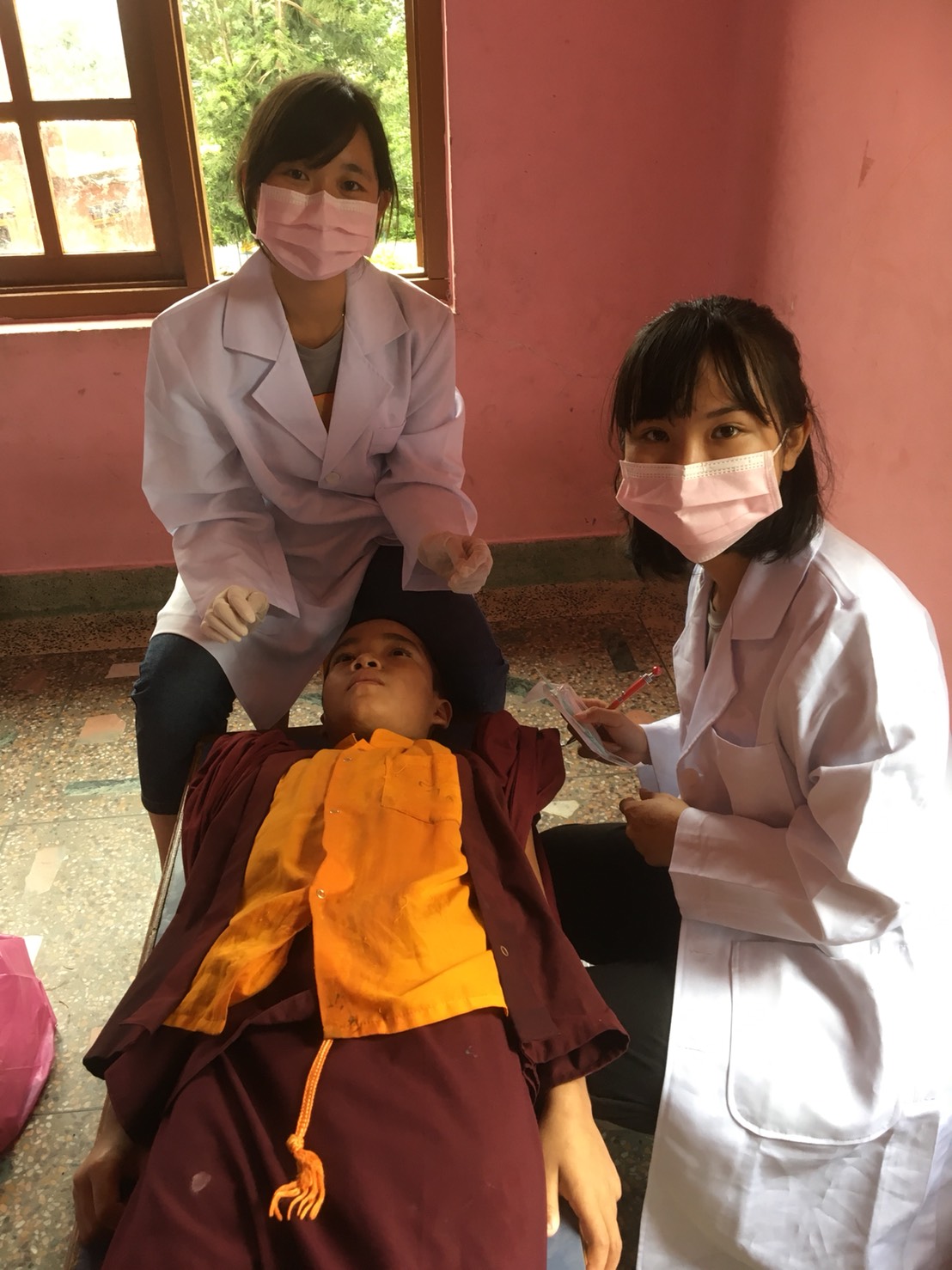 學生們為尼泊爾孩童進行診察。 圖:尼泊爾靈鷲山慈善基金會/提供 學生們為尼泊爾孩童進行診察。 圖:尼泊爾靈鷲山慈善基金會/提供