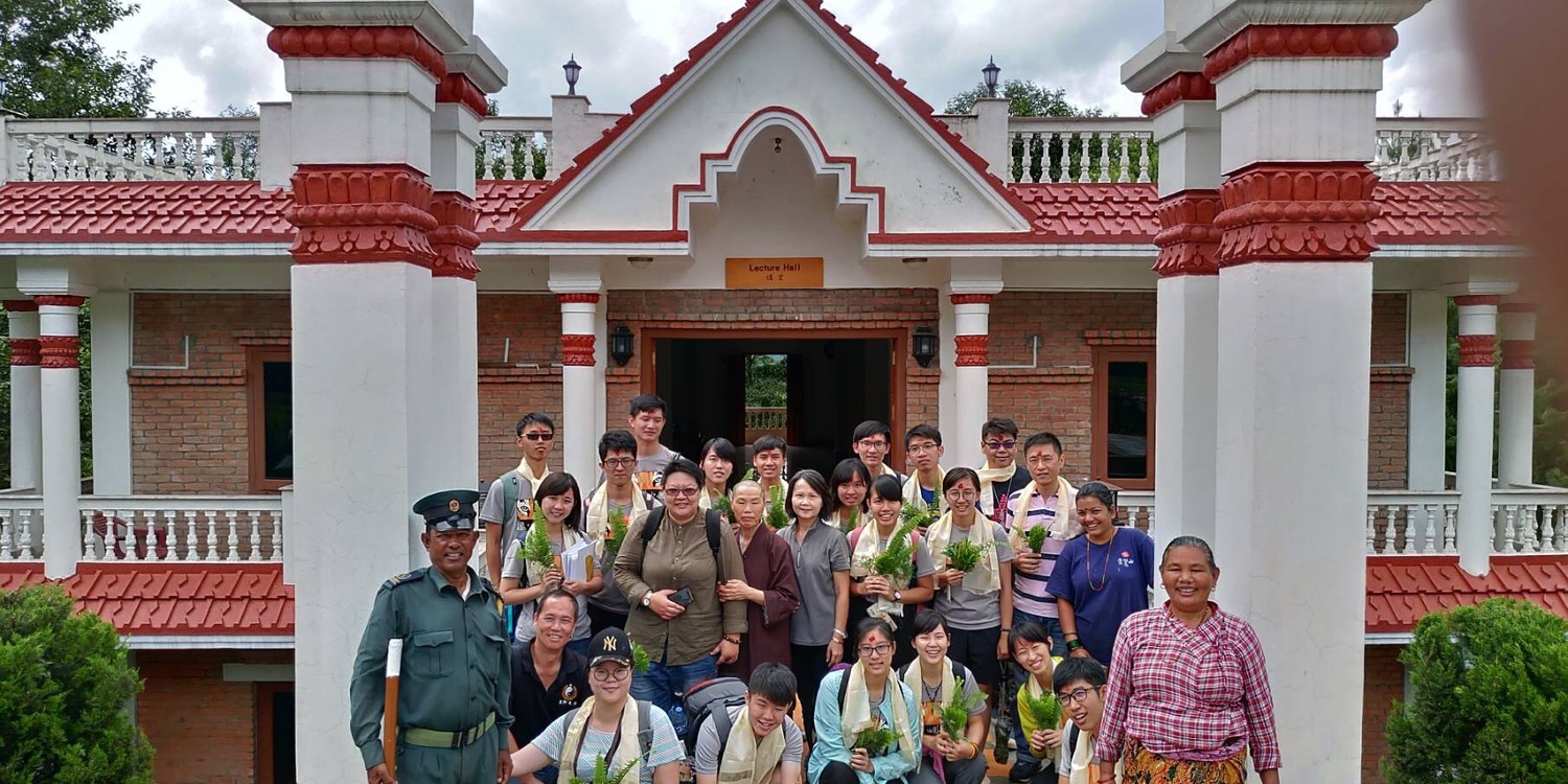 參加國際志工團學生合照。 圖:尼泊爾靈鷲山慈善基金會/提供 參加國際志工團學生合照。 圖:尼泊爾靈鷲山慈善基金會/提供