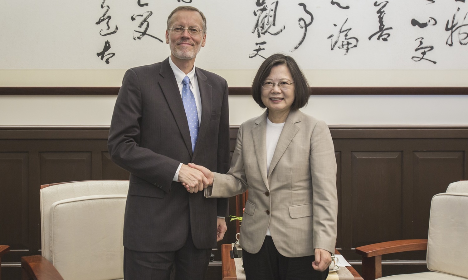 美國在台協會台北辦事處處長酈英傑(圖左)與總統蔡英文(圖右)合影。 圖:總統府提供(資料照片) 美國在台協會台北辦事處處長酈英傑(圖左)與總統蔡英文(圖右)合影。 圖:總統府提供(資料照片)