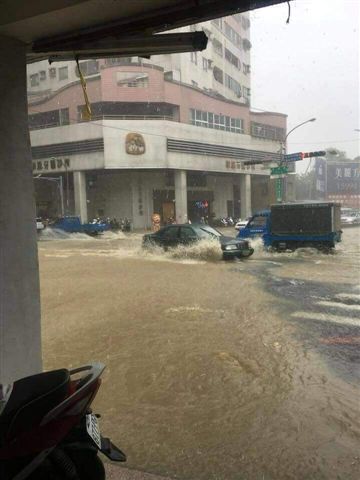 高雄市區累積雨量驚人,各地災情頻傳。 圖/國民黨高雄市黨部/提供 高雄市區累積雨量驚人,各地災情頻傳。 圖/國民黨高雄市黨部/提供