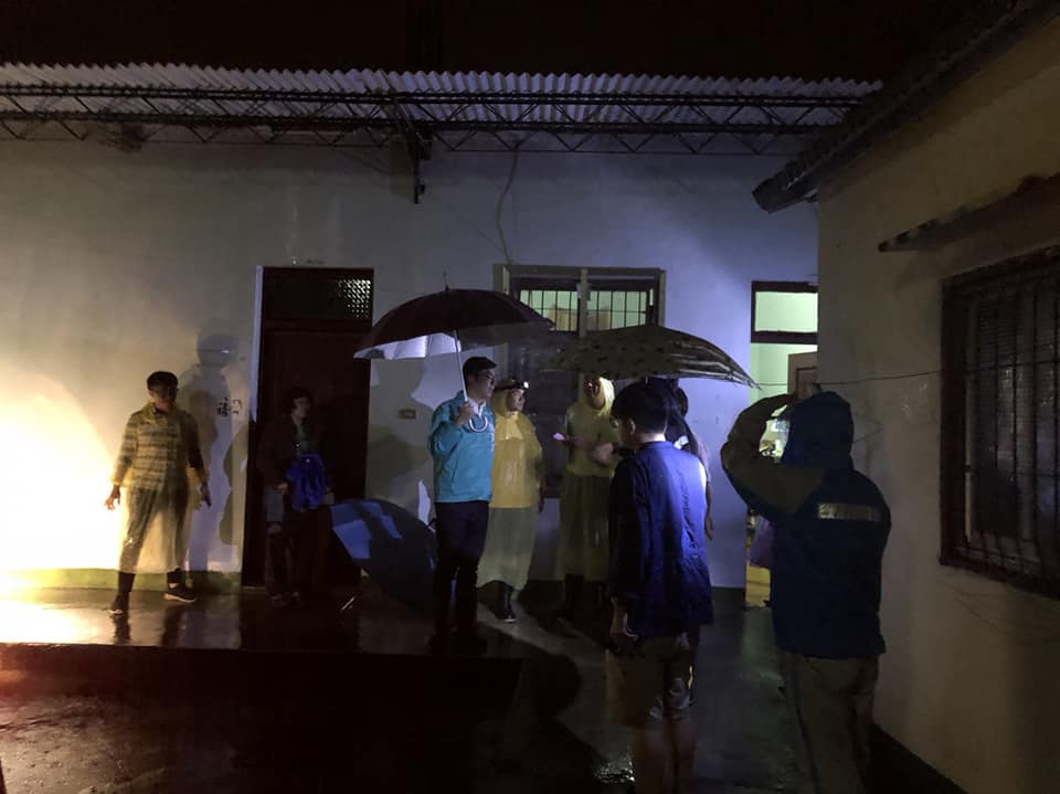 陳其邁探望當地居民並了解雨災及農損情形。 圖:陳其邁競選辦公室/提供 陳其邁探望當地居民並了解雨災及農損情形。 圖:陳其邁競選辦公室/提供