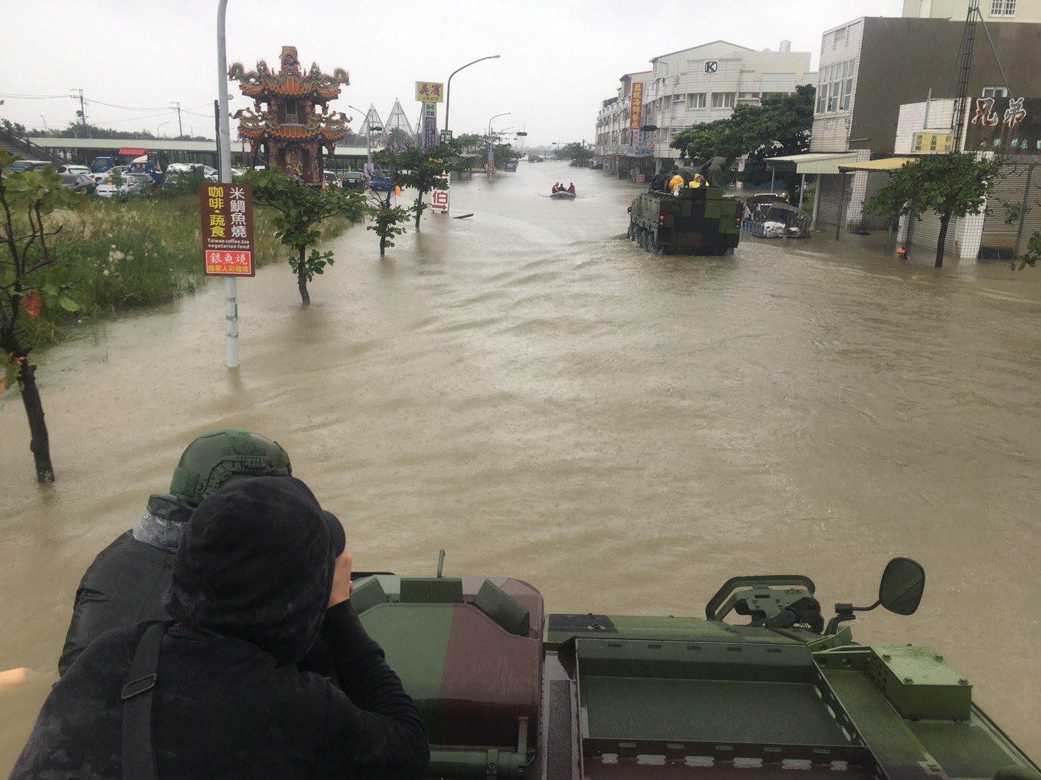 嘉義縣沿海地帶淹水嚴重,軍方出動裝甲車支援救災。 嘉義縣沿海地帶淹水嚴重,軍方出動裝甲車支援救災。