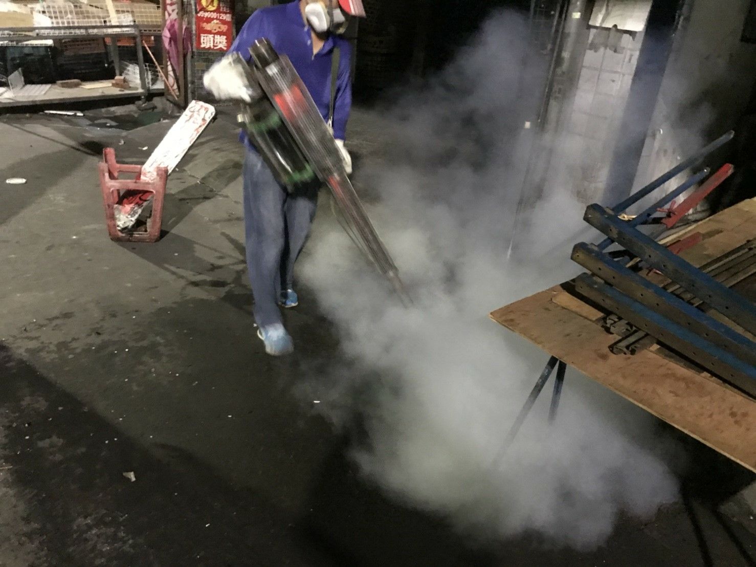 新北市環保局昨晚派員前往新莊豐年市集區連夜消毒。 圖:新北市政府/提供 新北市環保局昨晚派員前往新莊豐年市集區連夜消毒。 圖:新北市政府/提供