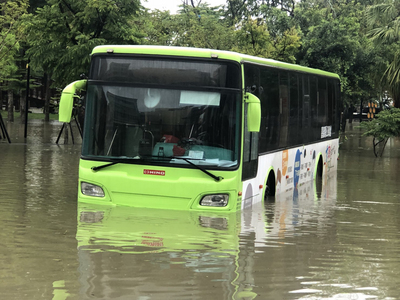 行經新港鄉的嘉義縣公車拋錨在淹水的道路中。 行經新港鄉的嘉義縣公車拋錨在淹水的道路中。