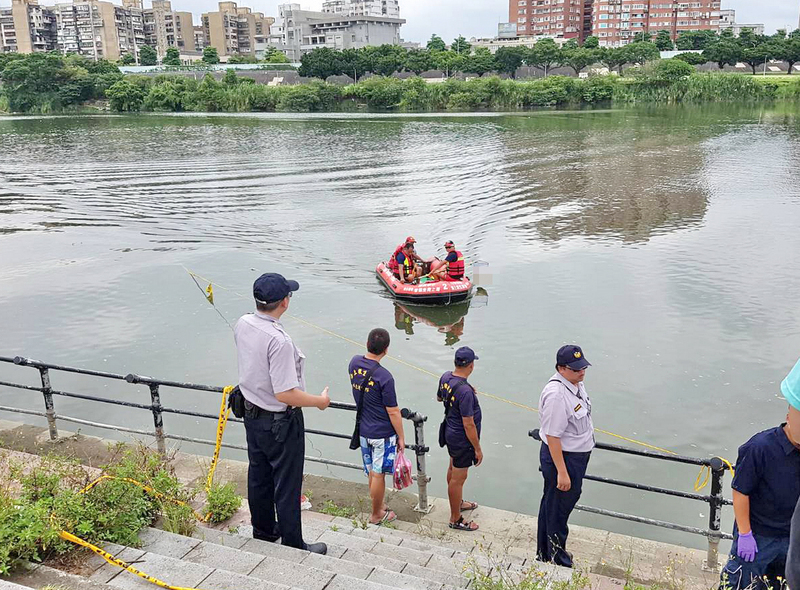 新北市警方25日委請中華民國海上救生協會新北分會,持續打撈加拿大籍男子分屍案殘肢,在華中橋下抽水站附近尋獲一袋屍塊。 圖:警方/提供 新北市警方25日委請中華民國海上救生協會新北分會,持續打撈加拿大籍男子分屍案殘肢,在華中橋下抽水站附近尋獲一袋屍塊。 圖:警方/提供