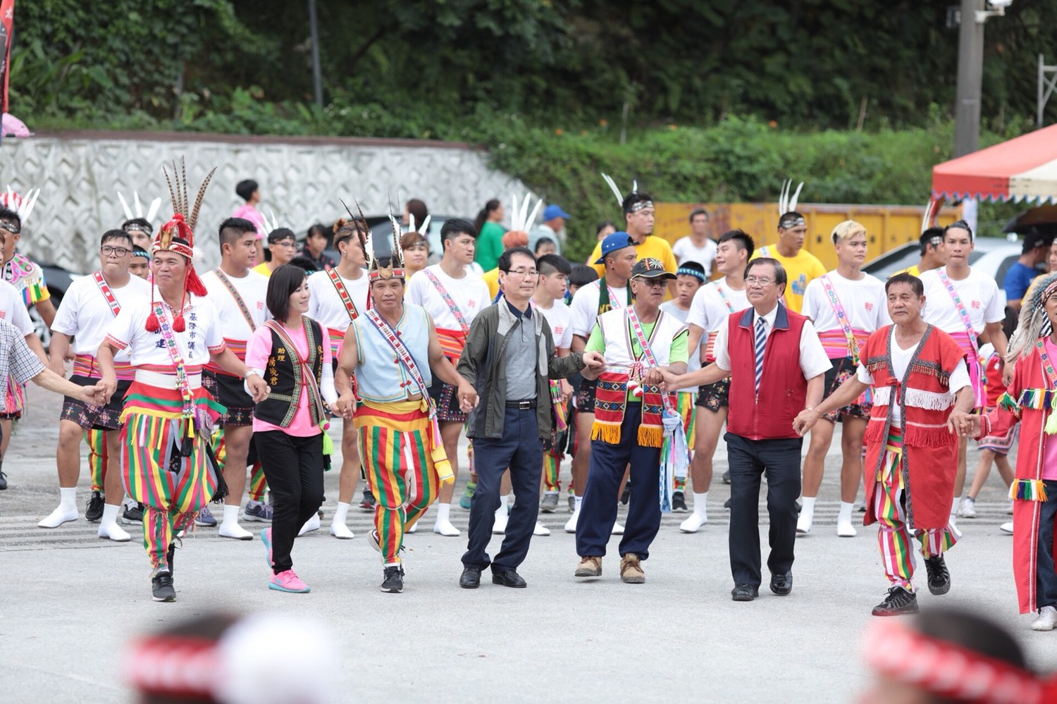 韓國尚州市議會一行人特別參加豐年祭,一同娛樂。 圖:基隆市政府提供 韓國尚州市議會一行人特別參加豐年祭,一同娛樂。 圖:基隆市政府提供
