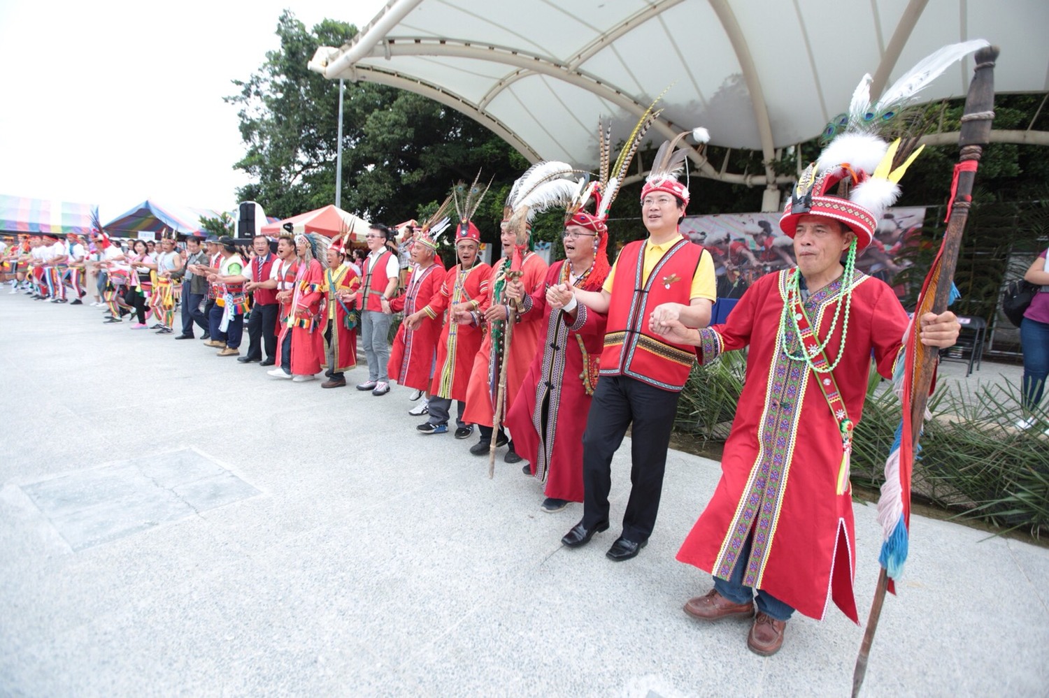 基隆市長林右昌(右二)一同參與原住民聯合豐年祭盛會。 圖:基隆市政府提供 基隆市長林右昌(右二)一同參與原住民聯合豐年祭盛會。 圖:基隆市政府提供