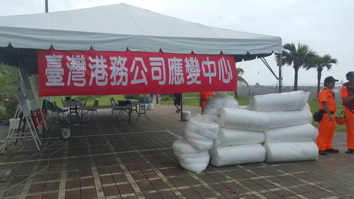 高雄港務分公司於旗津海水浴場救生站設立緊急應變中心前進指揮所。 圖:台灣港務高雄分公司提供 高雄港務分公司於旗津海水浴場救生站設立緊急應變中心前進指揮所。 圖:台灣港務高雄分公司提供