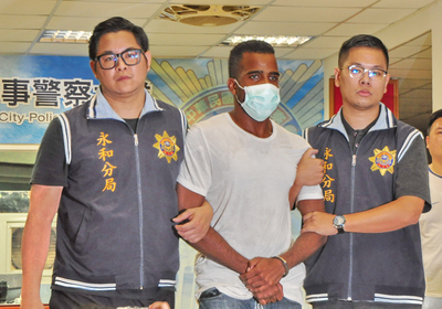 新北市警方持續偵辦加拿大男子慘遭分屍案,查獲一名美國籍男子及一名涉嫌購買凶刀的男性,兩人今天凌晨聲押禁見。 圖/中央社 新北市警方持續偵辦加拿大男子慘遭分屍案,查獲一名美國籍男子及一名涉嫌購買凶刀的男性,兩人今天凌晨聲押禁見。 圖/中央社
