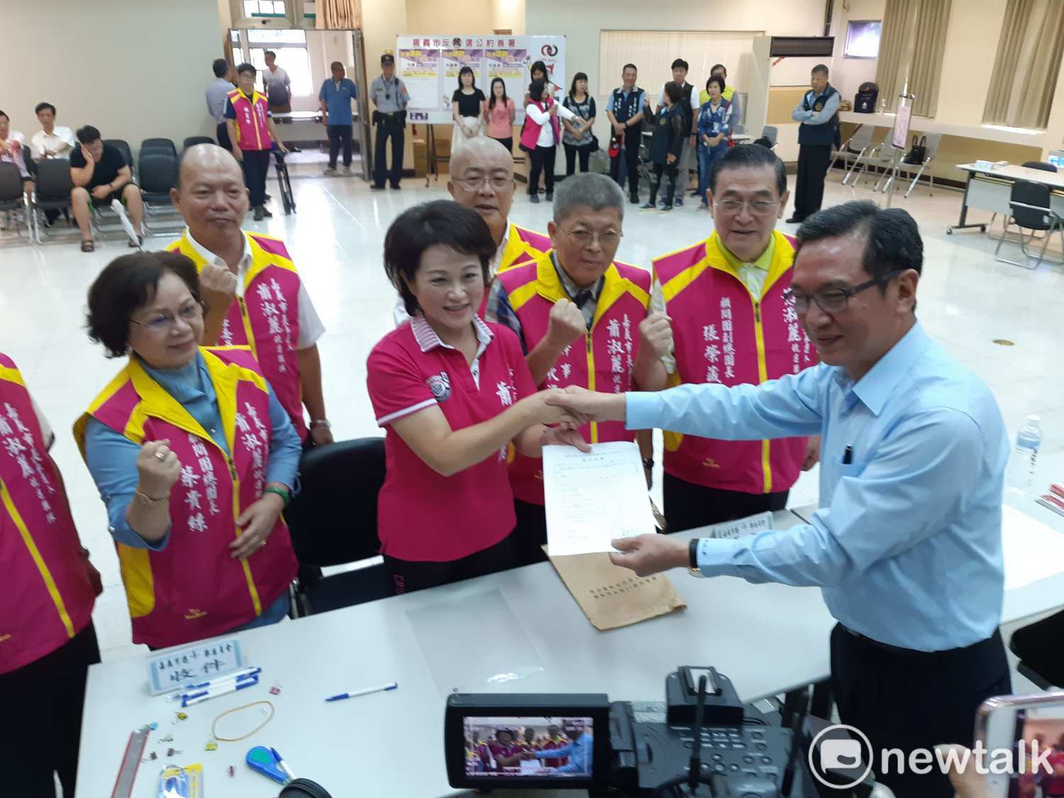 無黨籍嘉義市長候選人蕭淑麗今天前往嘉義市選委會,完成市長參選登記。 圖:蔡坤龍/攝 無黨籍嘉義市長候選人蕭淑麗今天前往嘉義市選委會,完成市長參選登記。 圖:蔡坤龍/攝