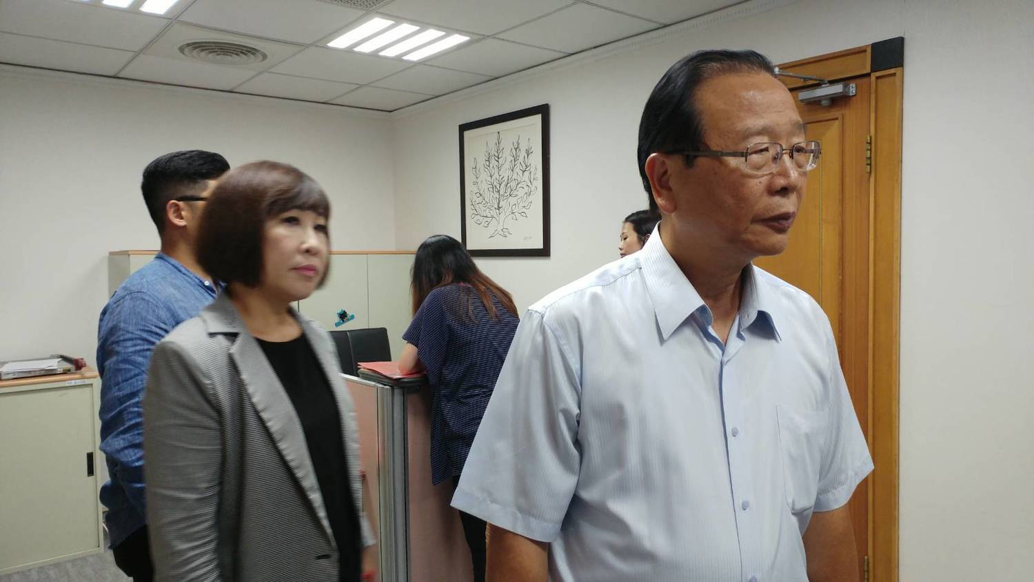 國民黨力推反空污、反核食、反深澳電廠等三項公投,不過,中選會強調依照法定程序,一次只能收取一案,藍委強烈不滿直接衝到中選會抗議。 圖:趙婉淳/攝 國民黨力推反空污、反核食、反深澳電廠等三項公投,不過,中選會強調依照法定程序,一次只能收取一案,藍委強烈不滿直接衝到中選會抗議。 圖:趙婉淳/攝