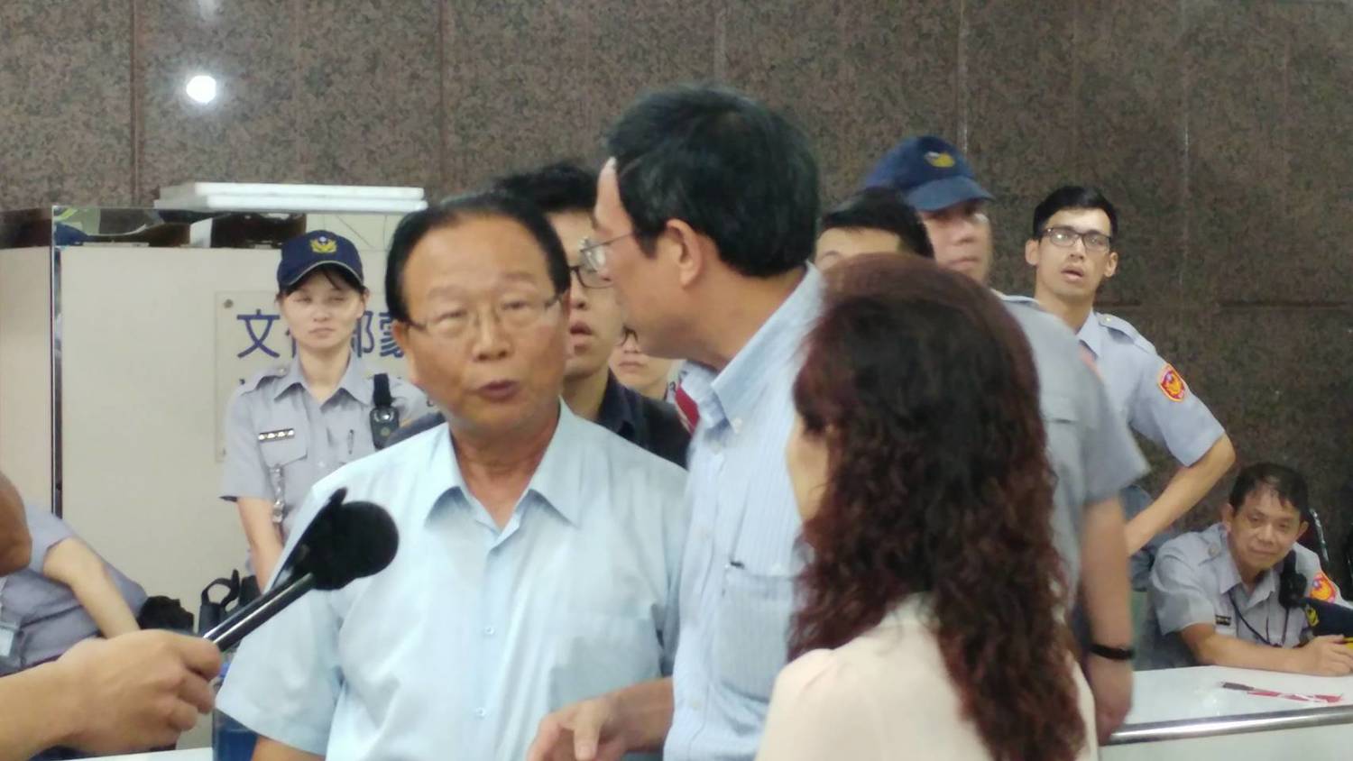 藍委與中選會從中選會吵到一樓大廳。 圖:趙婉淳/攝 藍委與中選會從中選會吵到一樓大廳。 圖:趙婉淳/攝