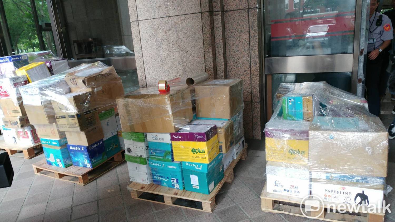 國民黨力推反空污、反核食、反深澳電廠等三項公投,今天上午前往中選會遞交公投連署書。 圖:趙婉淳/攝 國民黨力推反空污、反核食、反深澳電廠等三項公投,今天上午前往中選會遞交公投連署書。 圖:趙婉淳/攝