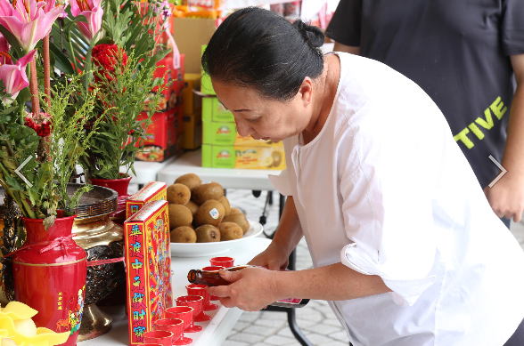 請好兄弟享用祭品,不要危害人間。 圖:嘉義縣政府提供 請好兄弟享用祭品,不要危害人間。 圖:嘉義縣政府提供