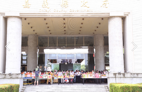 嘉義縣長張花冠今(27)日和副縣長吳芳銘、秘書長顏旭明、一級首長等人員,在縣府的大門口前普渡。 圖:嘉義縣政府提供 嘉義縣長張花冠今(27)日和副縣長吳芳銘、秘書長顏旭明、一級首長等人員,在縣府的大門口前普渡。 圖:嘉義縣政府提供