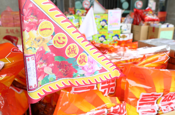 民間以三牲酒禮、五果、鮮花和壽金等祭品,以虔敬的心款待好兄弟及無主孤魂享用。 圖:嘉義縣政府提供 民間以三牲酒禮、五果、鮮花和壽金等祭品,以虔敬的心款待好兄弟及無主孤魂享用。 圖:嘉義縣政府提供