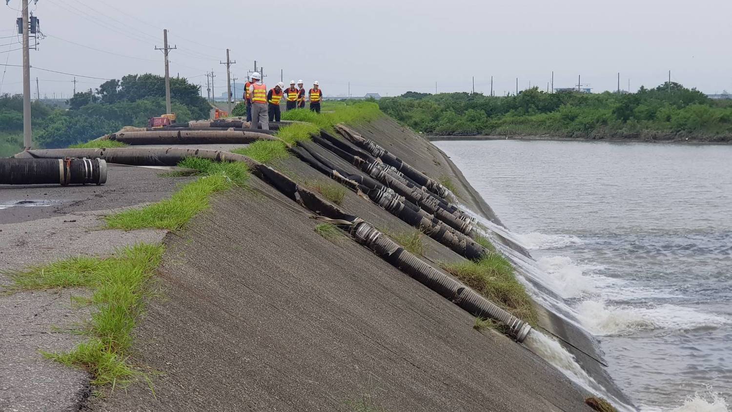 近日大雨造成南部地區嚴重水災,台中市政府持續支援大型抽水機救災,繼昨日支援台南市8台,今(27)日上午再支援嘉義縣3台。 圖:台中市政府水利局/提供 近日大雨造成南部地區嚴重水災,台中市政府持續支援大型抽水機救災,繼昨日支援台南市8台,今(27)日上午再支援嘉義縣3台。 圖:台中市政府水利局/提供