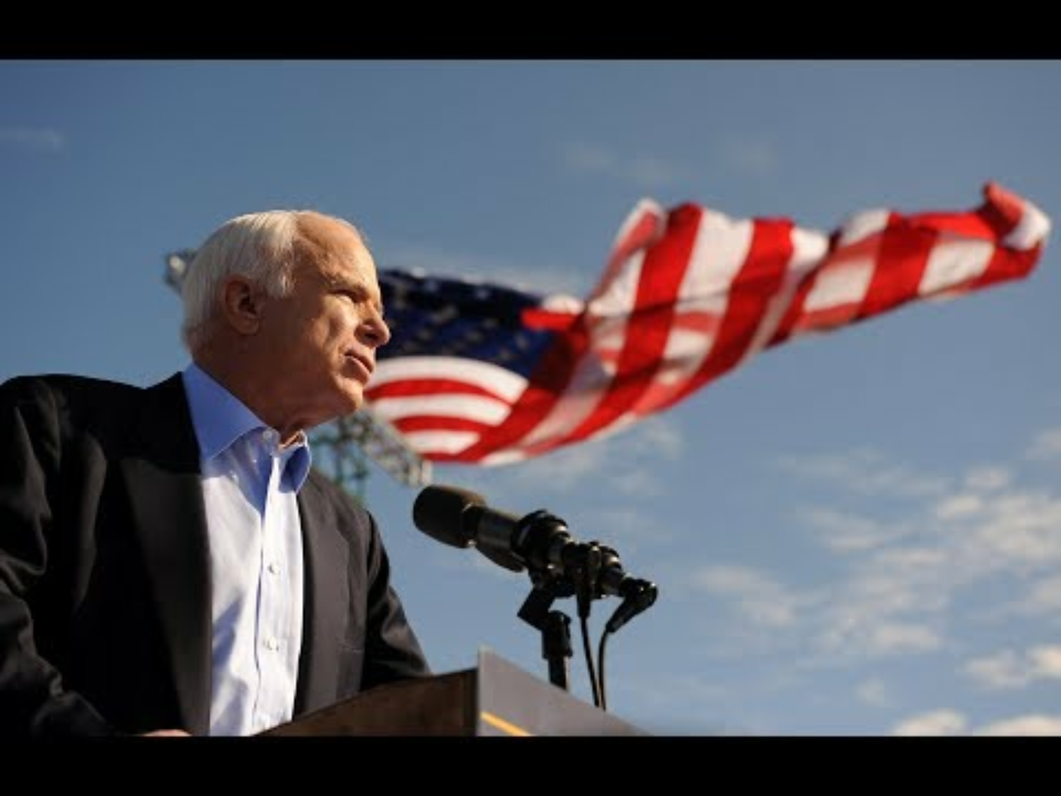 馬侃(John McCain)於25日因腦癌逝世,享壽81歲,川普當天僅透過推特發表簡短聲明,慰問家屬,「華盛頓郵報」26日更報導,白宮幕僚包括發言人桑德斯在內,原準備白宮版的官方聲明,要表揚馬侃,但因川普反對,聲明最後被壓下,媒體今天一早更發現,當國會仍維持降半旗致哀時,白宮已將屋頂的國旗完整升起。 圖:翻攝自Youtube 馬侃(John McCain)於25日因腦癌逝世,享壽81歲,川普當天僅透過推特發表簡短聲明,慰問家屬,「華盛頓郵報」26日更報導,白宮幕僚包括發言人桑德斯在內,原準備白宮版的官方聲明,要表揚馬侃,但因川普反對,聲明最後被壓下,媒體今天一早更發現,當國會仍維持降半旗致哀時,白宮已將屋頂的國旗完整升起。 圖:翻攝自Youtube