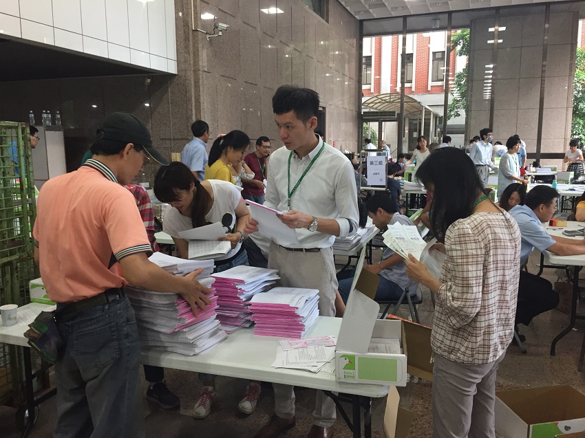 中選會一樓大廳堆積了大量的公投連署書,工作人員正努力點收。 圖:趙婉淳/攝 中選會一樓大廳堆積了大量的公投連署書,工作人員正努力點收。 圖:趙婉淳/攝