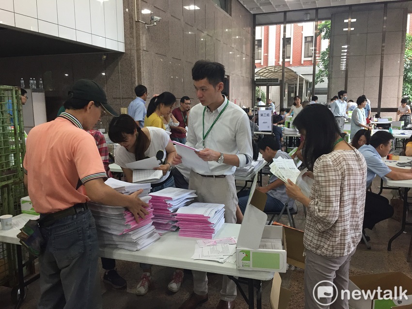 中選會一樓大廳堆積了大量的公投連署書,工作人員正努力點收。 圖:趙婉淳/攝 中選會一樓大廳堆積了大量的公投連署書,工作人員正努力點收。 圖:趙婉淳/攝