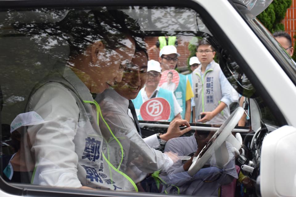 林智堅開車送鄭朝方到新竹縣選委會。 圖:取自鄭朝方臉書 林智堅開車送鄭朝方到新竹縣選委會。 圖:取自鄭朝方臉書