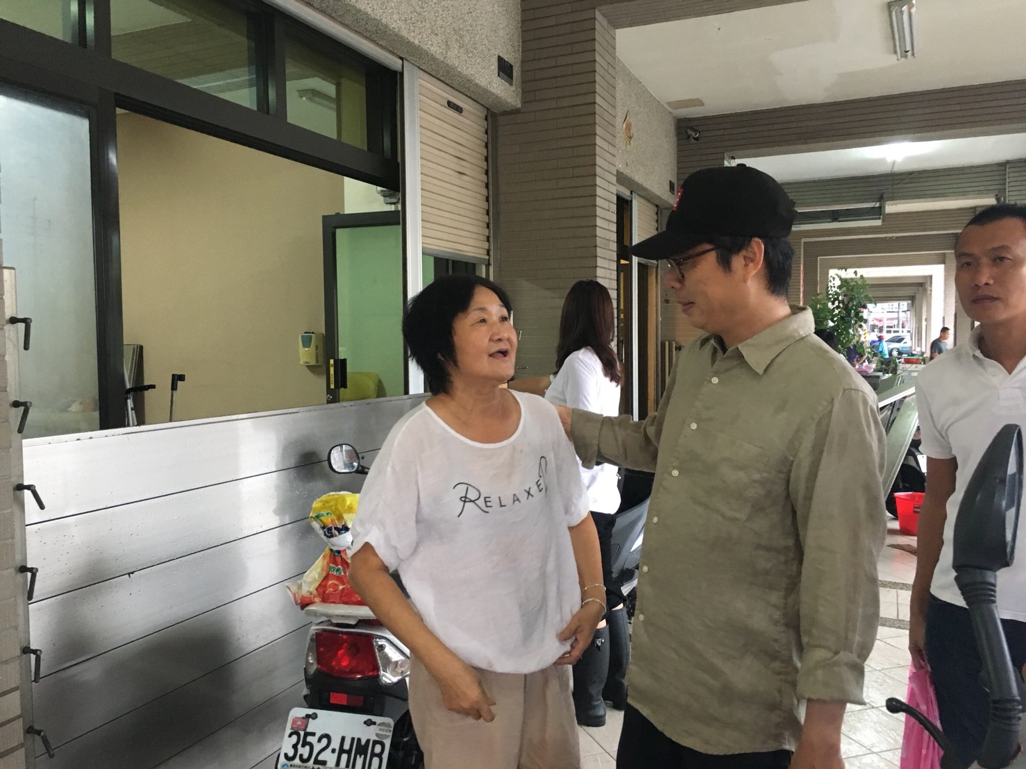 陳其邁今慰問受災戶。 圖/陳其邁選辦 陳其邁今慰問受災戶。 圖/陳其邁選辦