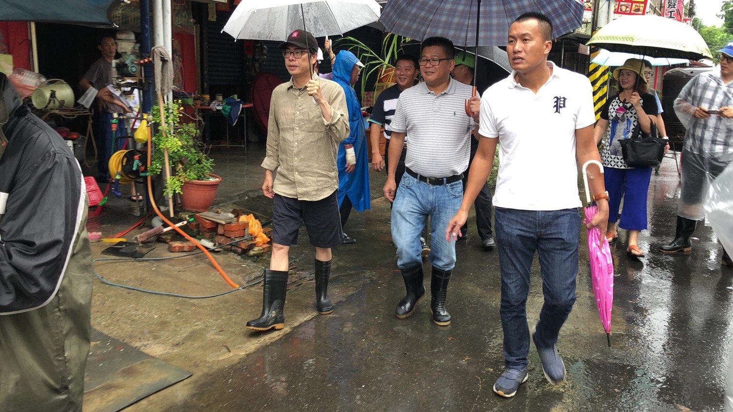 陳其邁關心當地災損的狀況。 圖/陳其邁選辦 陳其邁關心當地災損的狀況。 圖/陳其邁選辦