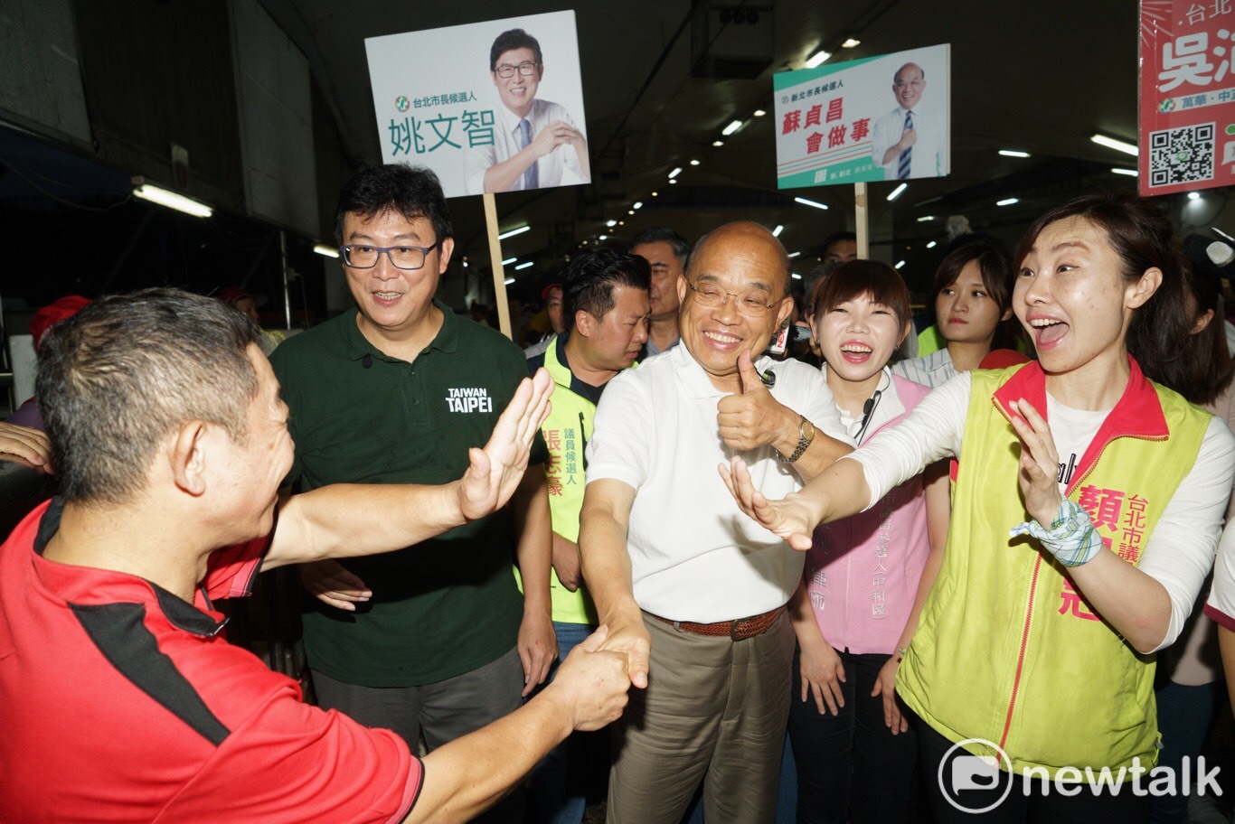 民進黨中正萬華區議員顏聖冠也來了,連新北議員今天也一起來合體拜票。 圖:張良一/攝 民進黨中正萬華區議員顏聖冠也來了,連新北議員今天也一起來合體拜票。 圖:張良一/攝