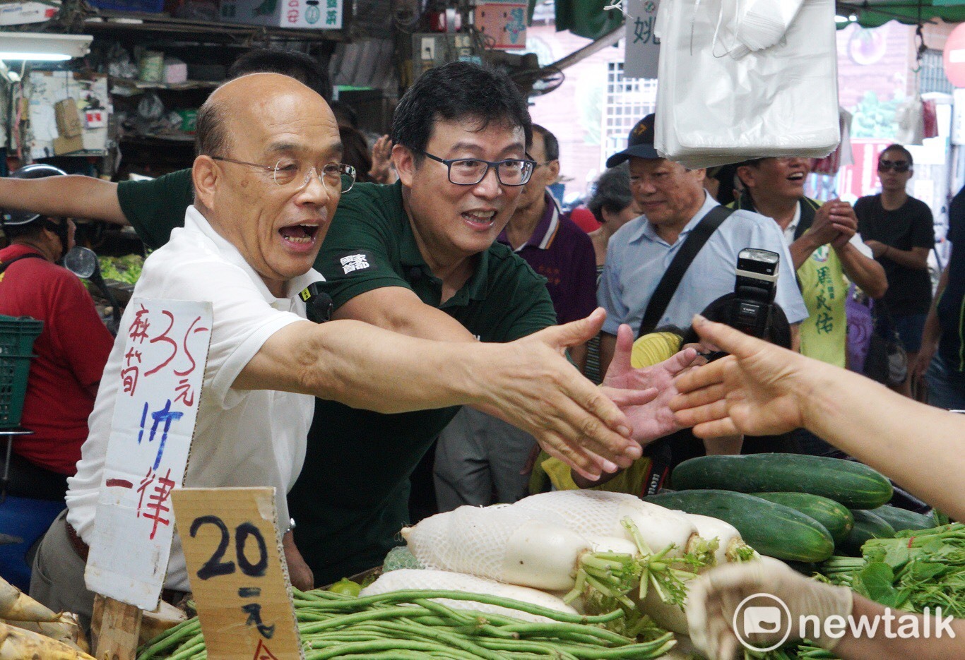 在漁市掃街時,台北漁產運銷公司總經理陳志芳全程陪同;但到了果菜市場掃街時,台北農產運銷公司總經理吳音寧則沒有露面。 圖:張良一/攝 在漁市掃街時,台北漁產運銷公司總經理陳志芳全程陪同;但到了果菜市場掃街時,台北農產運銷公司總經理吳音寧則沒有露面。 圖:張良一/攝