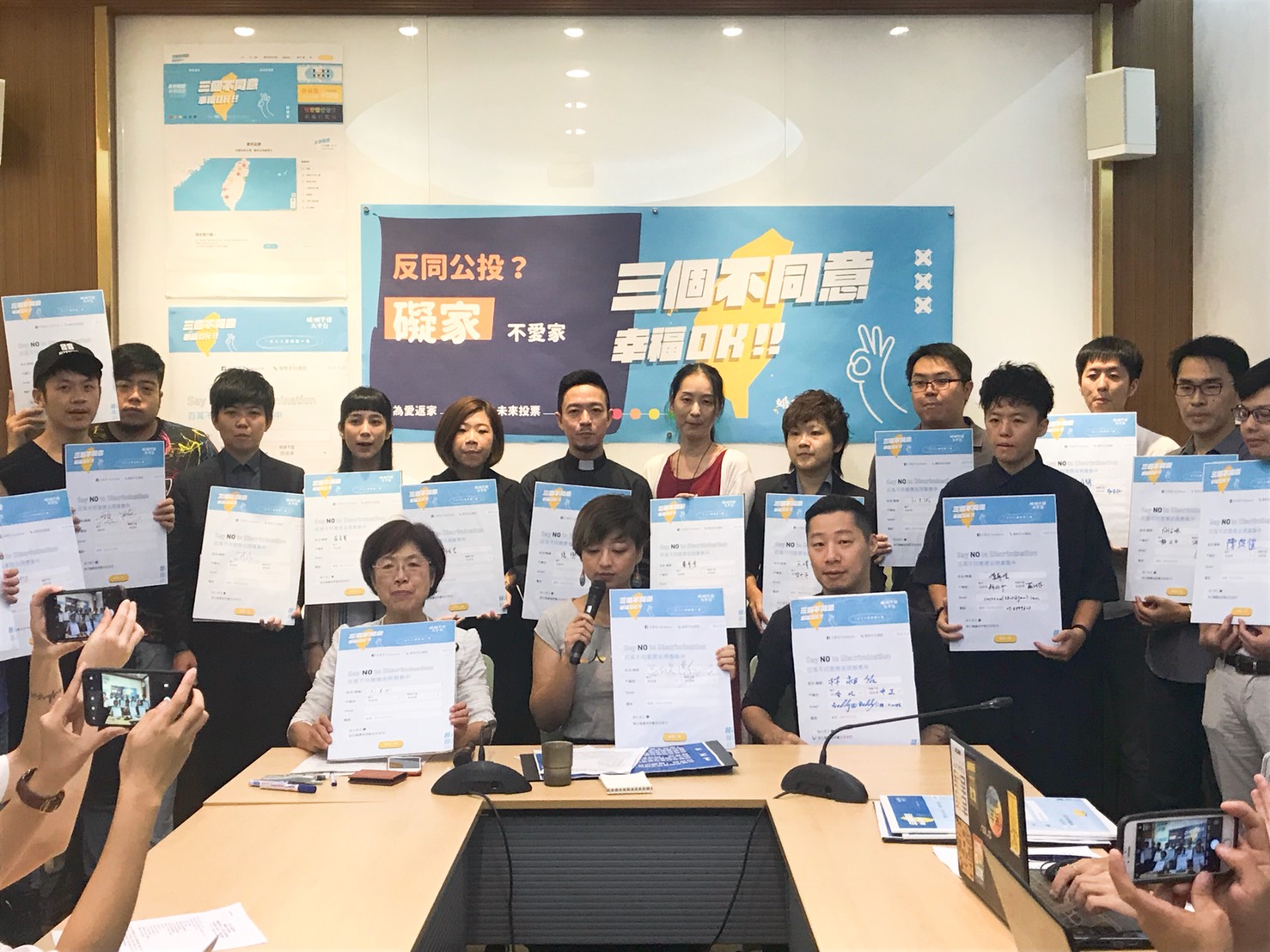 在場人士一同簽下「百萬不同意連署」。 圖:聶良恩/攝 在場人士一同簽下「百萬不同意連署」。 圖:聶良恩/攝