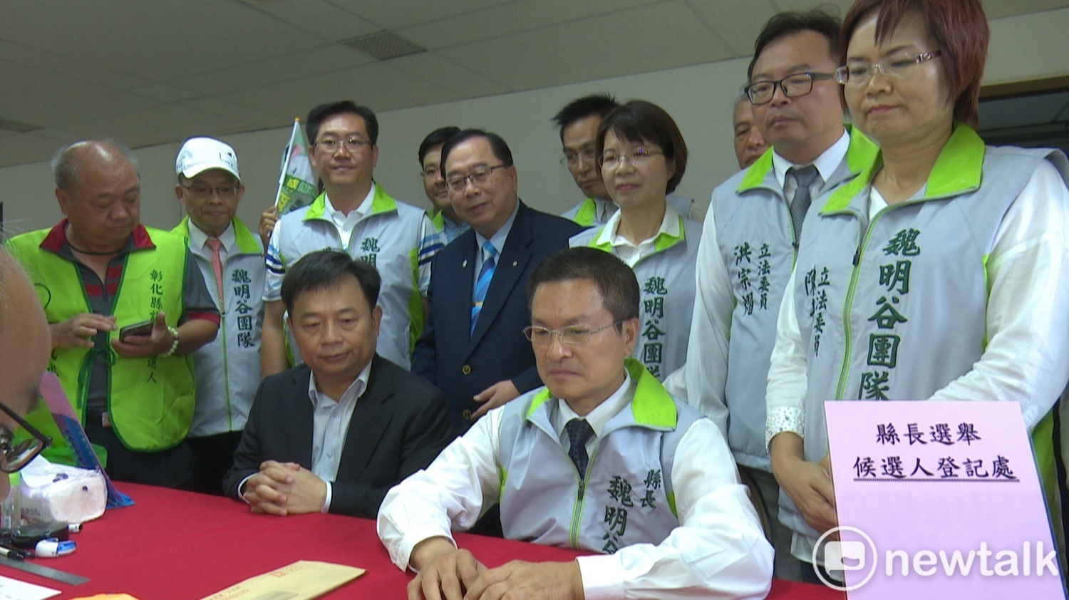 彰化縣長魏明谷對政績胸有成竹,登記時顯得輕鬆自在。 圖:唐復年/攝 彰化縣長魏明谷對政績胸有成竹,登記時顯得輕鬆自在。 圖:唐復年/攝