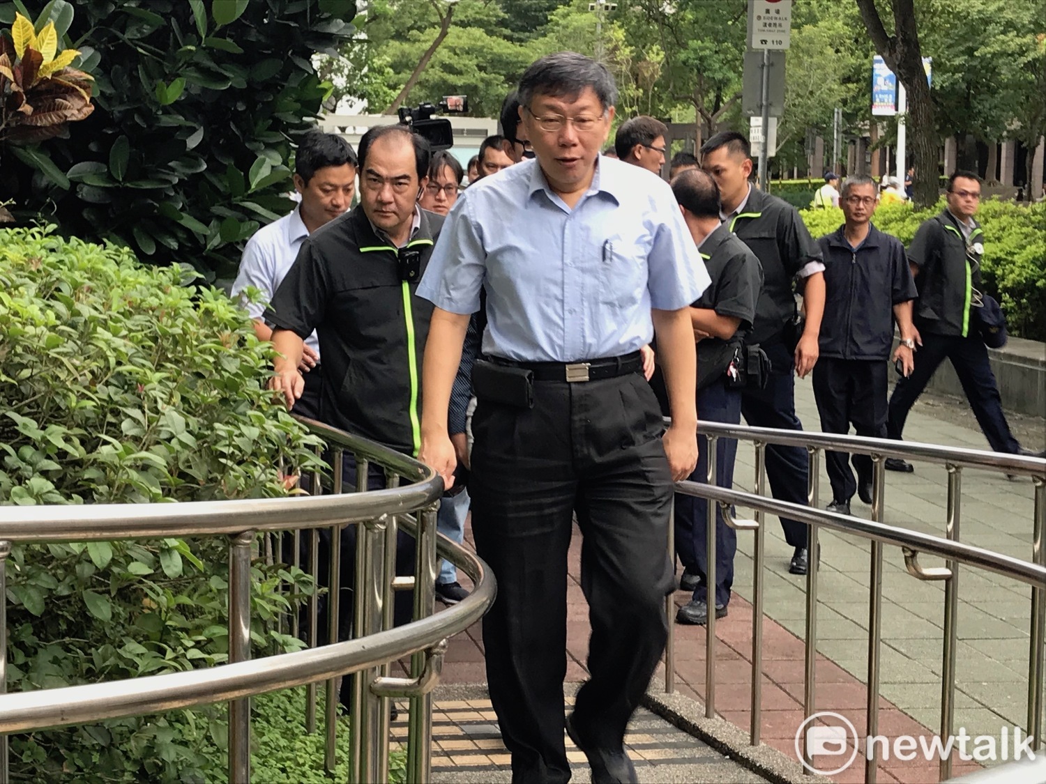 台北市長柯文哲今(30)天一早前往選委會登記。 圖 : 周煊惠 / 攝 台北市長柯文哲今(30)天一早前往選委會登記。 圖 : 周煊惠 / 攝