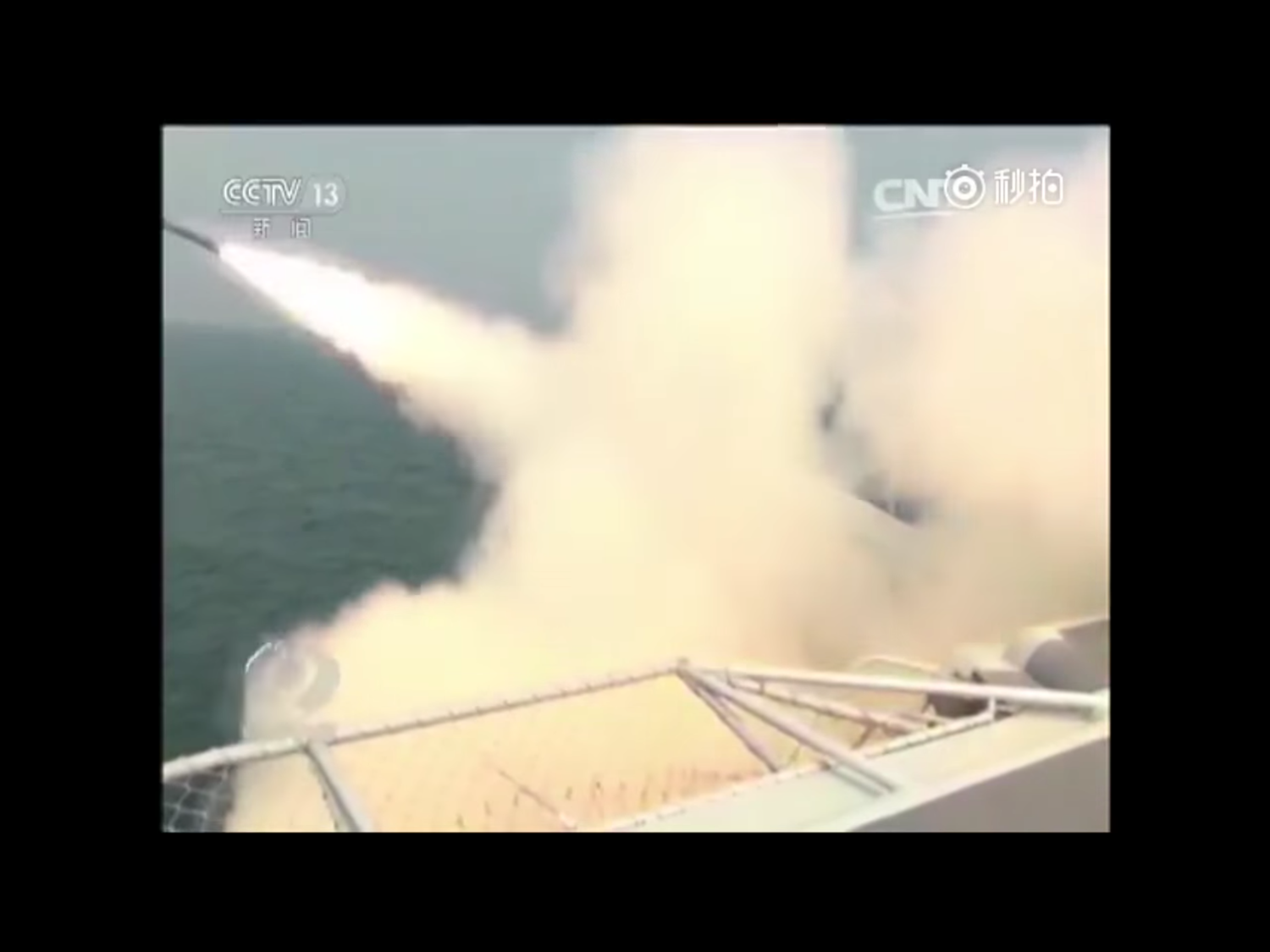 自1991年蘇聯解體以來,美國海軍在公海幾乎所向披靡,但中國2017年服役中的戰艦與潛艦數量達317艘,超越美軍的283艘,已躍居全球規模最大海軍,並持續以驚人速度造艦。紐時指出,美軍艦艇質量仍保有優勢,但戰力因部署區域廣而分散。 圖:翻攝自央視新聞畫面 自1991年蘇聯解體以來,美國海軍在公海幾乎所向披靡,但中國2017年服役中的戰艦與潛艦數量達317艘,超越美軍的283艘,已躍居全球規模最大海軍,並持續以驚人速度造艦。紐時指出,美軍艦艇質量仍保有優勢,但戰力因部署區域廣而分散。 圖:翻攝自央視新聞畫面