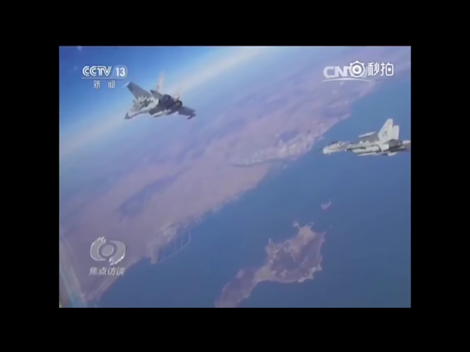 美中打貿易戰之際,共軍艦機更頻繁在台灣、日本及南海島礁周邊海空域行動。美軍近年屢派戰艦在南海進行「航行自由」行動,挑戰中國的主權聲索,共軍艦艇往往能趕到現場,就近監視、警告,並在事後譴責美方挑釁。 圖:翻攝自央視新聞畫面 美中打貿易戰之際,共軍艦機更頻繁在台灣、日本及南海島礁周邊海空域行動。美軍近年屢派戰艦在南海進行「航行自由」行動,挑戰中國的主權聲索,共軍艦艇往往能趕到現場,就近監視、警告,並在事後譴責美方挑釁。 圖:翻攝自央視新聞畫面