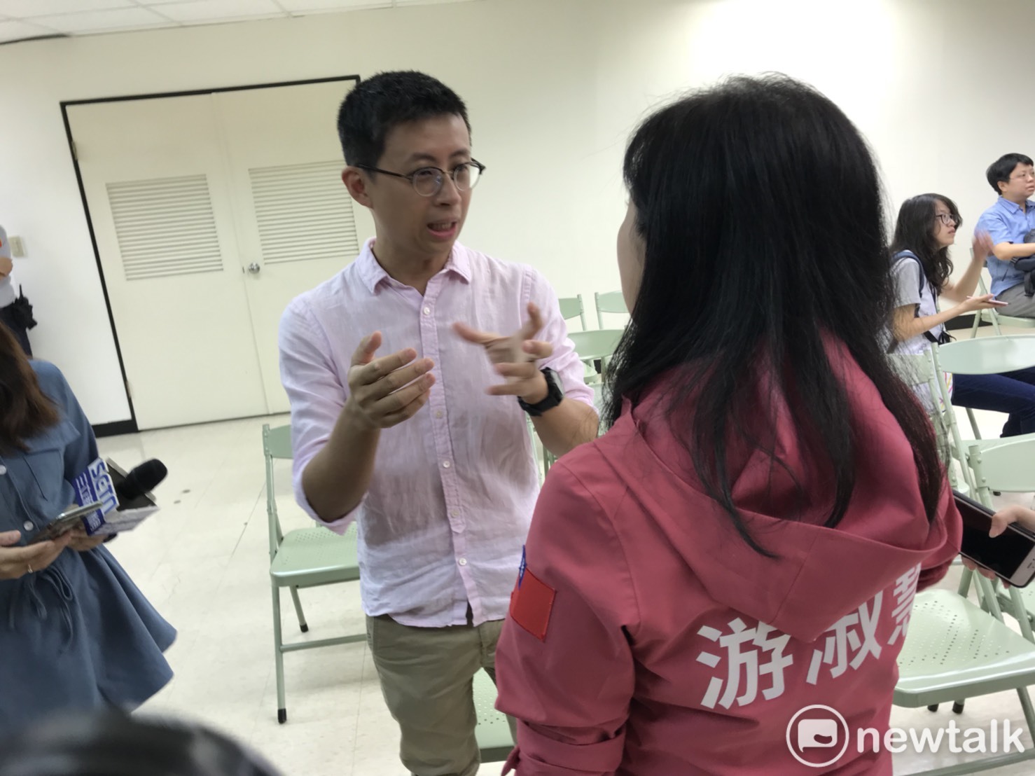 游淑慧主動上前與「呱吉」邱威傑同框。 圖 : 周煊惠 / 攝 游淑慧主動上前與「呱吉」邱威傑同框。 圖 : 周煊惠 / 攝