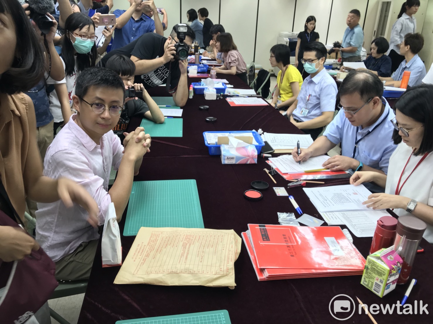 「呱吉」邱威傑辦理登記。 圖 : 周煊惠 / 攝 「呱吉」邱威傑辦理登記。 圖 : 周煊惠 / 攝