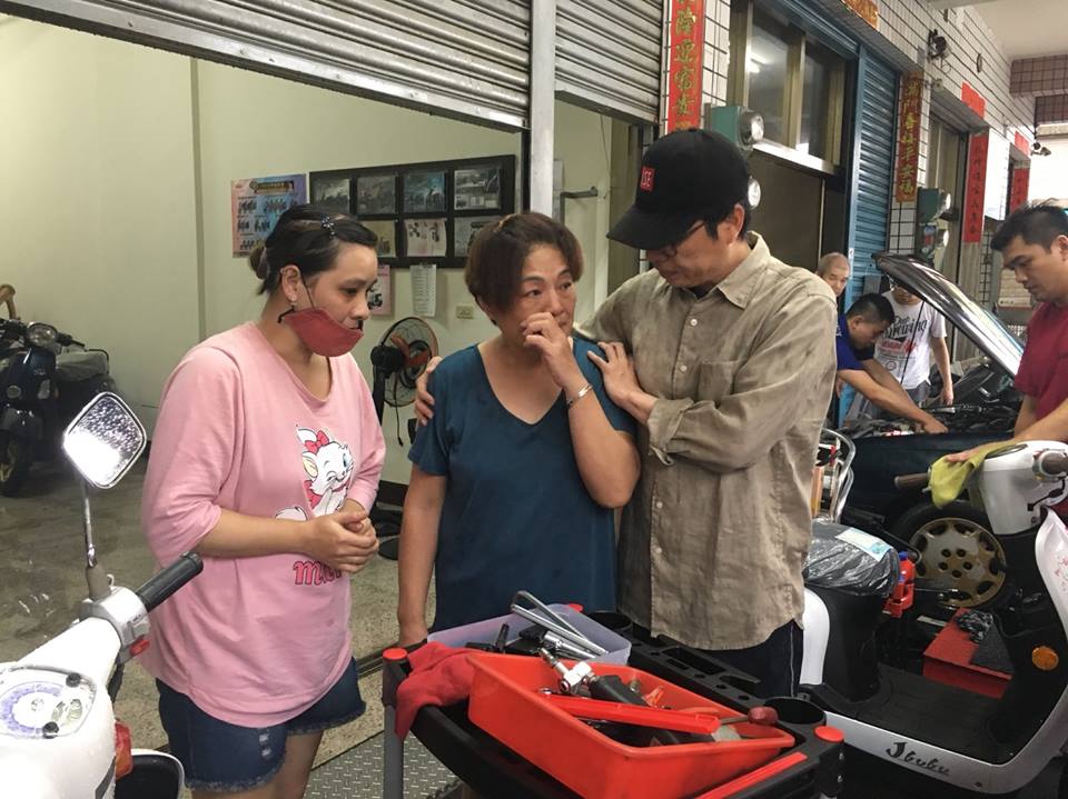 8月28日,陳其邁前往高雄仁武區慰問受災戶。 8月28日,陳其邁前往高雄仁武區慰問受災戶。