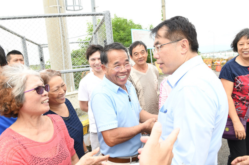 黃偉哲委員陪同總統視察後壁區八掌溪南岸河堤,鄉親熱情歡迎。 圖:黃偉哲/提供 黃偉哲委員陪同總統視察後壁區八掌溪南岸河堤,鄉親熱情歡迎。 圖:黃偉哲/提供