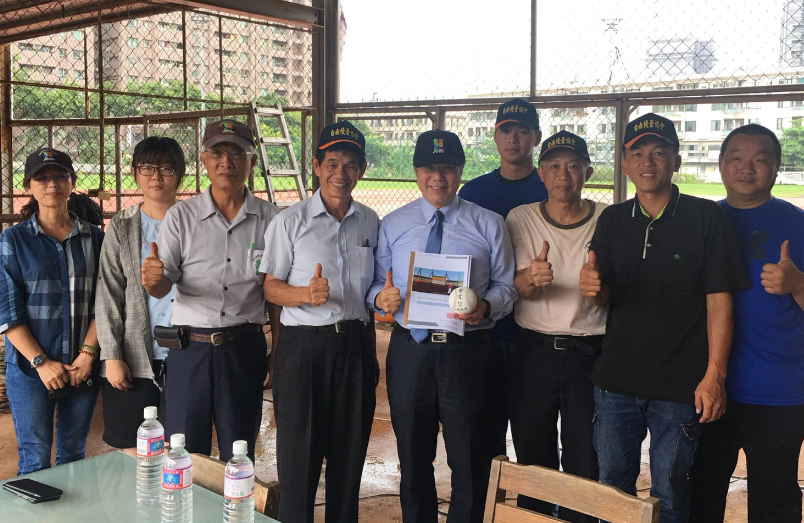 黃偉哲委員與壘球協會座談並視察球場,了解台南市壘球運動發展現況,與壘球運動員進行體育政策意見的交流。 圖:黃偉哲/提供 黃偉哲委員與壘球協會座談並視察球場,了解台南市壘球運動發展現況,與壘球運動員進行體育政策意見的交流。 圖:黃偉哲/提供