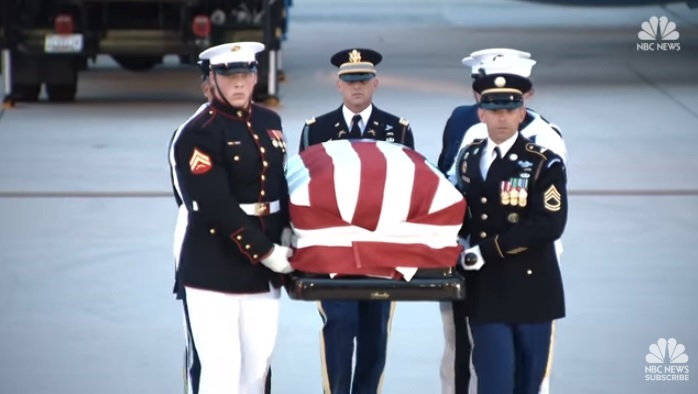 美國軍官護送馬侃的靈柩進入圓頂大廳。 圖:翻攝NBC NEWS 美國軍官護送馬侃的靈柩進入圓頂大廳。 圖:翻攝NBC NEWS