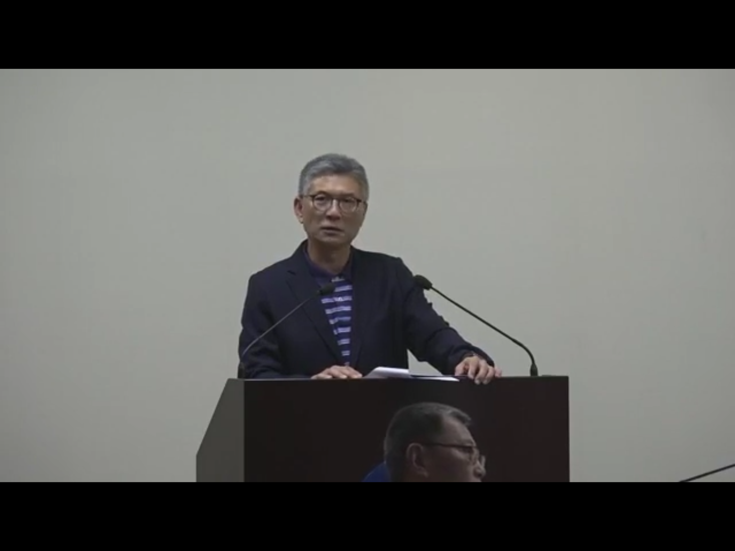 政治經歷豐富的孫立群,不僅當過行政院發言人,也曾任職消費者文教基金會的執行董事兼財務長,還拉得一手好小提琴,7月底中華奧會執委會中已通過,11月他將接任中華奧會秘書長,而現任秘書長沈依婷則轉任顧問。 圖:翻攝自Youtube 政治經歷豐富的孫立群,不僅當過行政院發言人,也曾任職消費者文教基金會的執行董事兼財務長,還拉得一手好小提琴,7月底中華奧會執委會中已通過,11月他將接任中華奧會秘書長,而現任秘書長沈依婷則轉任顧問。 圖:翻攝自Youtube