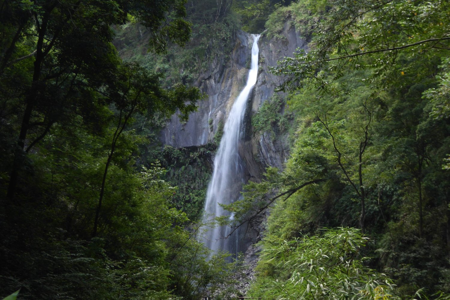 奧萬大氣勢滂礡的飛瀑,讓人看得忘我。 圖:奧萬大情報站臉書 奧萬大氣勢滂礡的飛瀑,讓人看得忘我。 圖:奧萬大情報站臉書