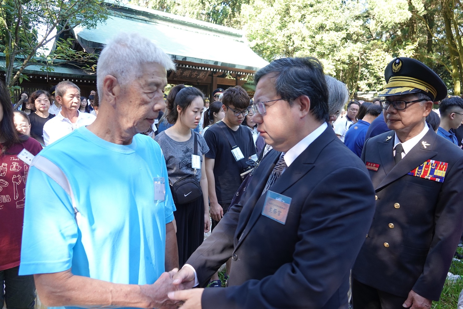 桃園市長鄭文燦主祭後一一跟家屬握手致意。 圖:林昀真/攝 桃園市長鄭文燦主祭後一一跟家屬握手致意。 圖:林昀真/攝