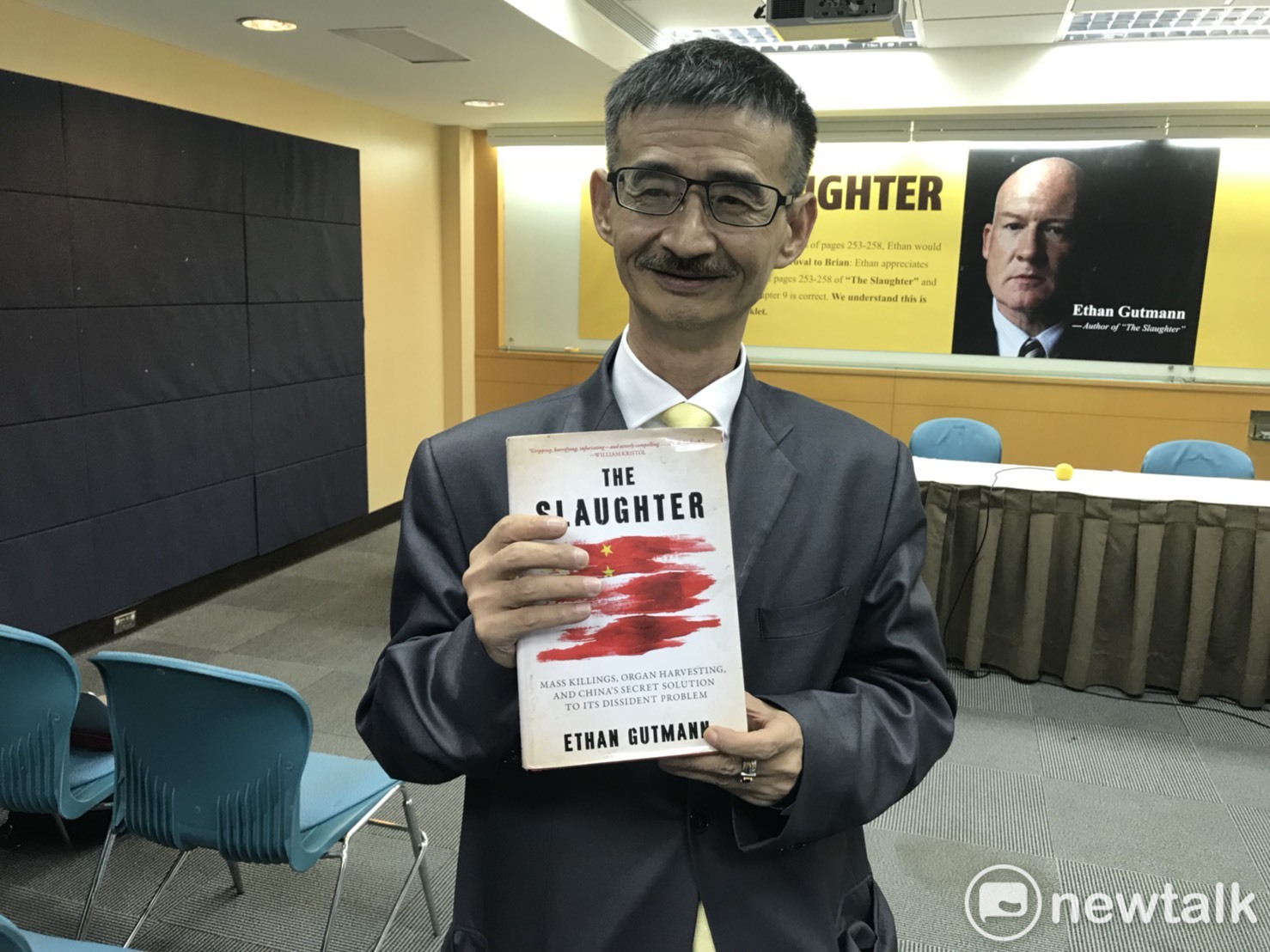 作家吳祥輝與《屠殺》一書合影。 圖 : 周煊惠 / 攝 作家吳祥輝與《屠殺》一書合影。 圖 : 周煊惠 / 攝