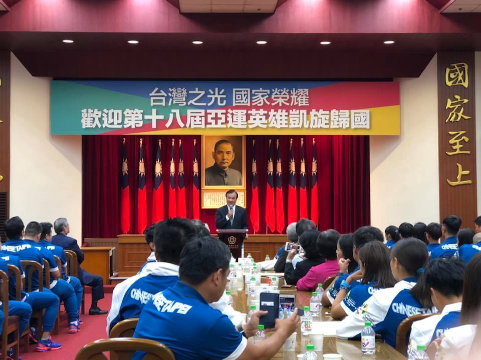 在總統的勉勵過後接著前往立法院晉見立法院長 在總統的勉勵過後接著前往立法院晉見立法院長