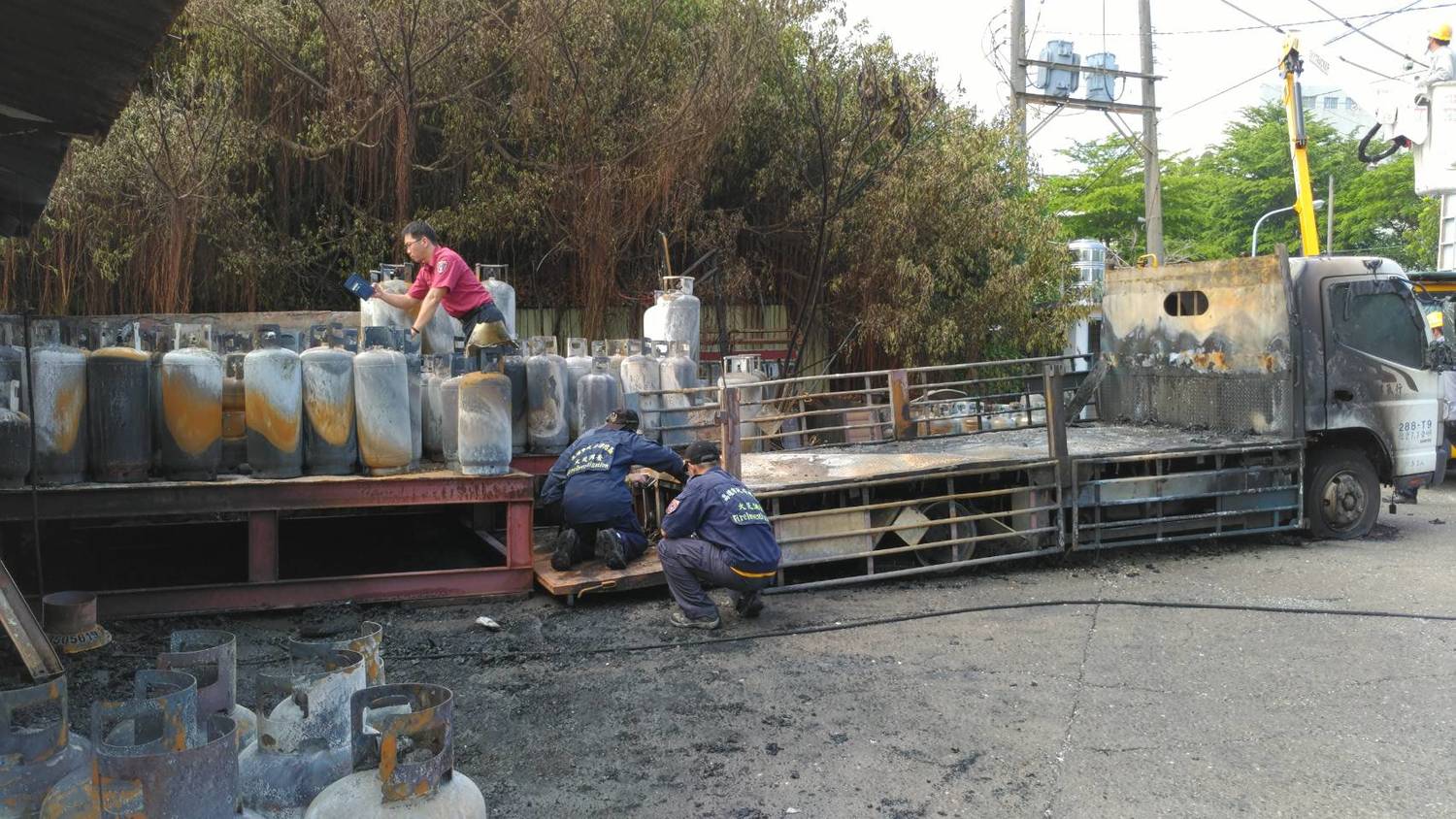 消防局調查起火原因,並對違規瓦司行開罰。 圖:高雄市消防局/提供 消防局調查起火原因,並對違規瓦司行開罰。 圖:高雄市消防局/提供